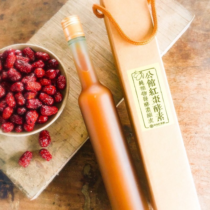 採用苗栗公館無污染草叢紅棗經過微生物作用製成的紅棗酵素，分子較小，人體會更好吸收