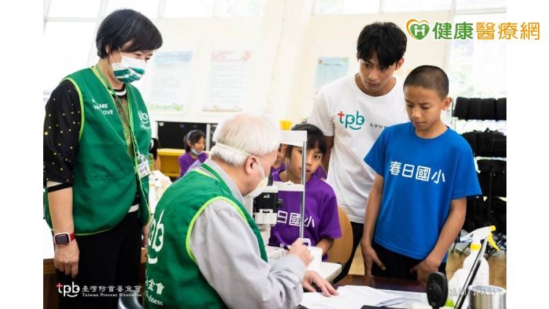 楊勇緯參與偏鄉眼睛義診 鼓勵學童努力追夢