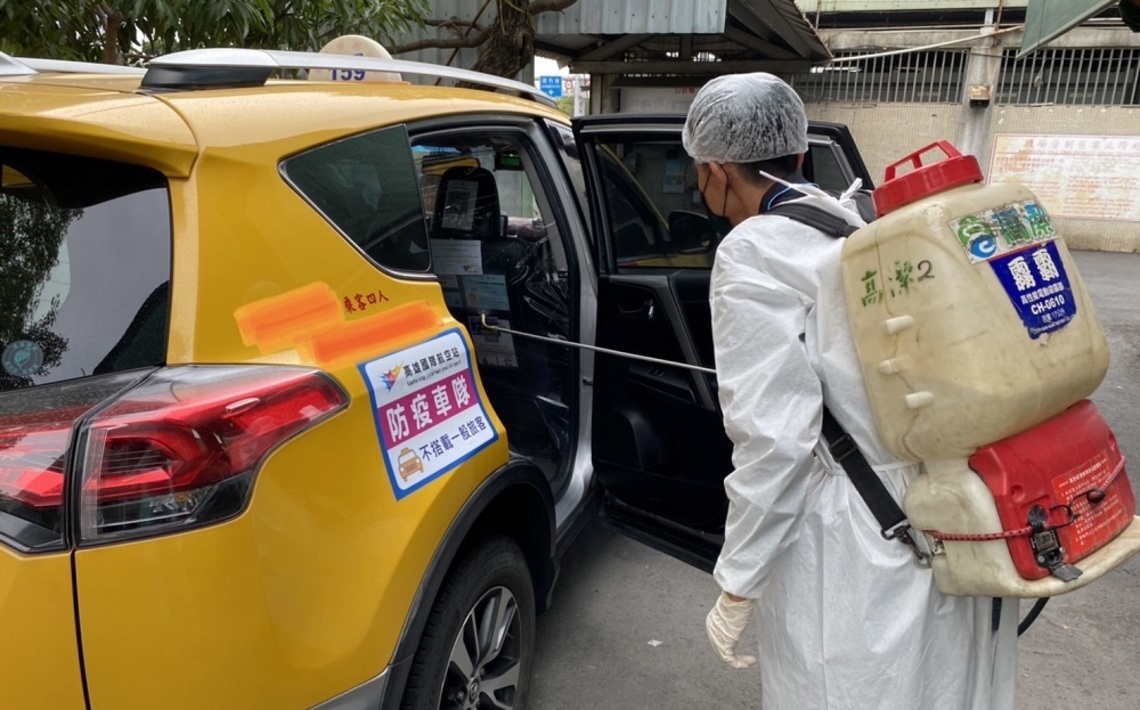 境外移入風險持續 高市衛生局落實機場防疫車隊車廂清消工作 守護社區健康安全