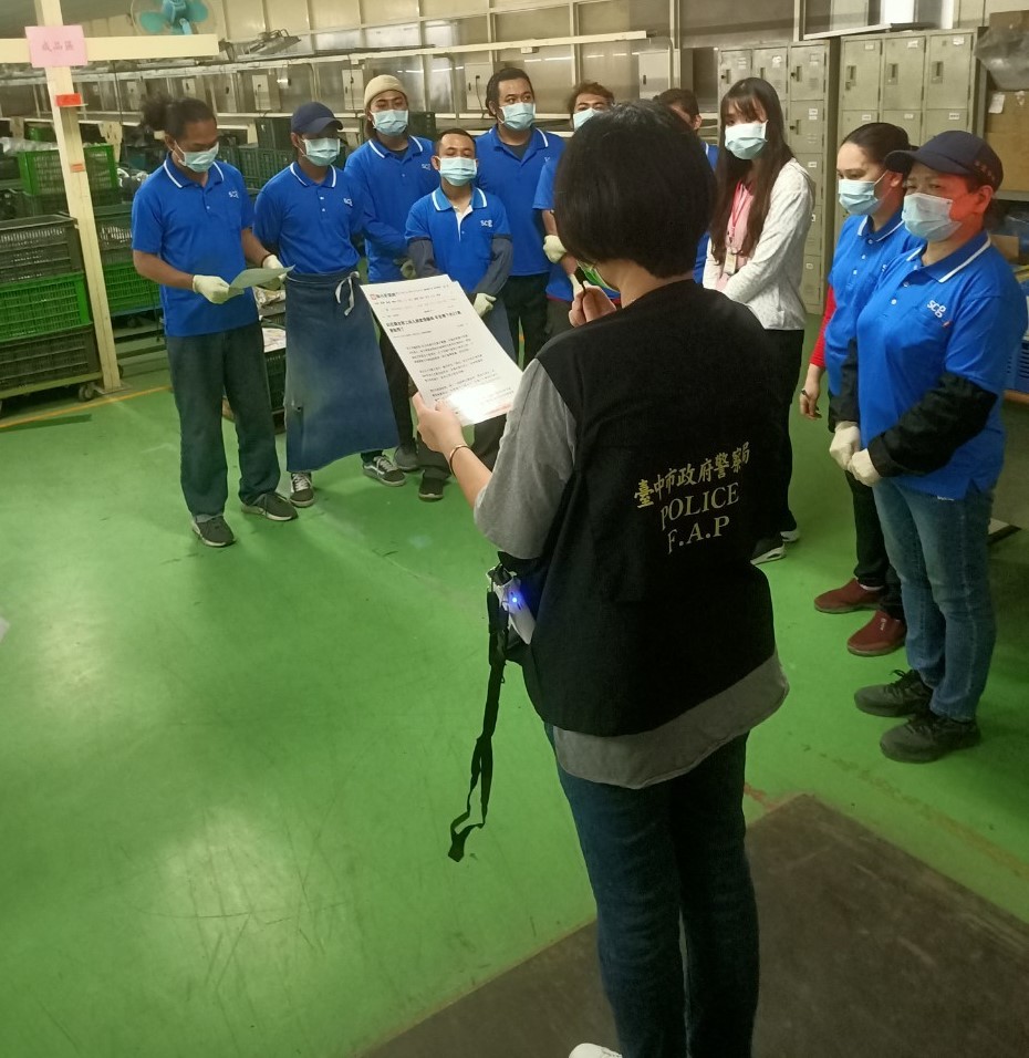 ▲警方深入廠區,向外籍移工面對面宣導,提供最新的反詐資訊及案例 (圖/台中豐原分局 提供)