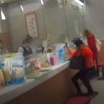 ▲網路男友甜言蜜語誆送禮，婦人欲臨櫃匯款至指定帳戶，行員察覺有異急報警 (圖/苗栗縣警察局 提供)
