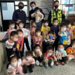 ▲頭份市斗煥幼兒園師生舉行校外教學,開心參訪斗坪派出所 (圖/苗栗縣警察局 提供)
