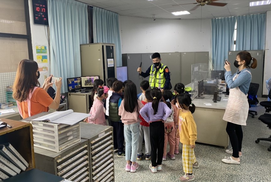 ▲幼兒園小朋友興致勃勃聆聽警察哥哥介紹警用裝備與反詐騙、反毒、交通安全等常識 (圖/苗栗縣警察局 提供)