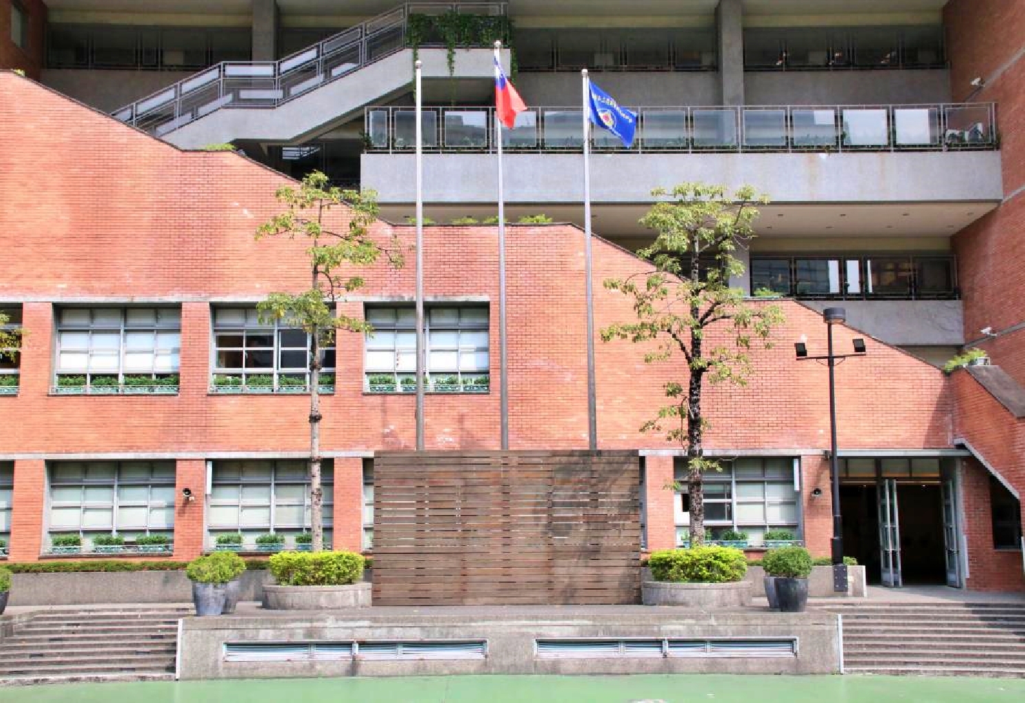 貴族名校傳霸凌老師？／200家長學生對嗆校長 外師仍被解聘