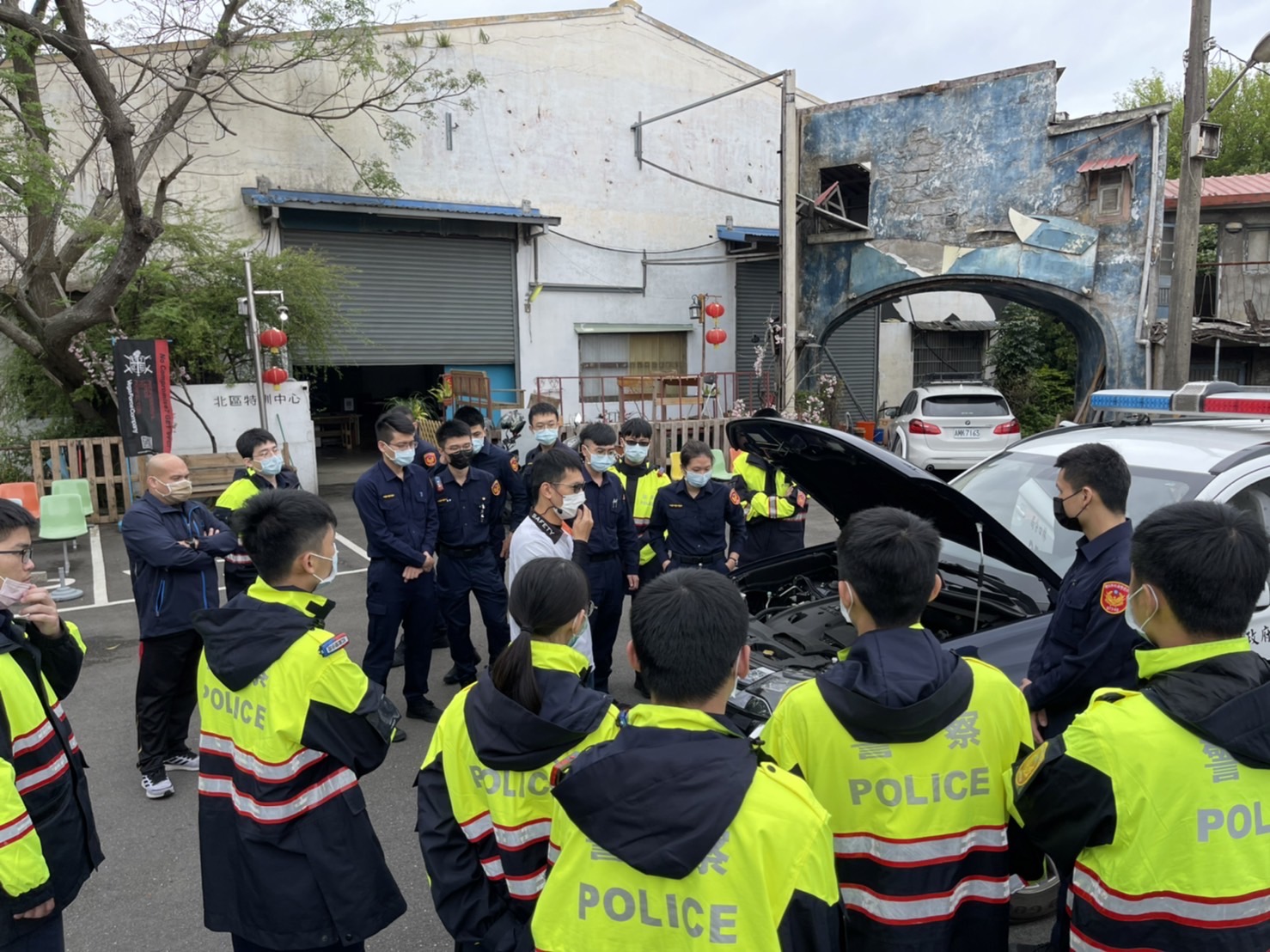 圖片說明:林口分局安排汽機車安全駕駛訓練課程,強化新進員警行的安全。(記者趙靜姸翻攝)