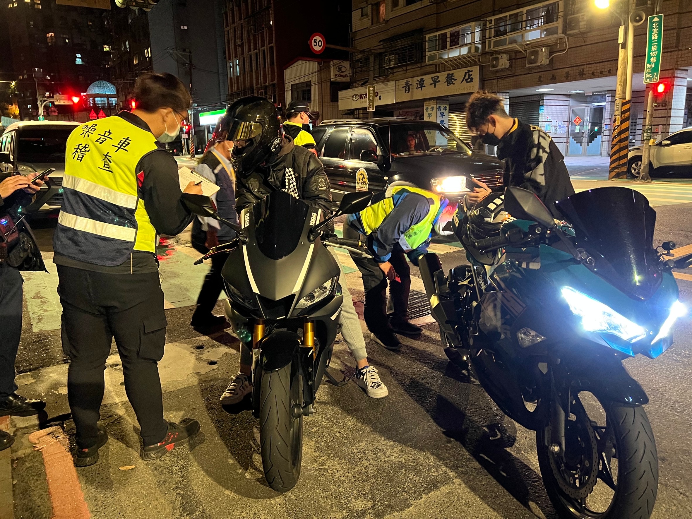 圖片說明:新店警與環保局聯手稽查噪音改裝車。(記者宋紹誠翻攝)