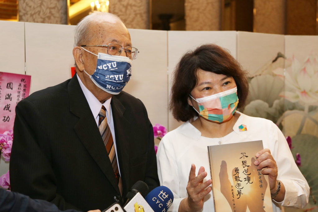 黃敏惠市長與吳仁健校長