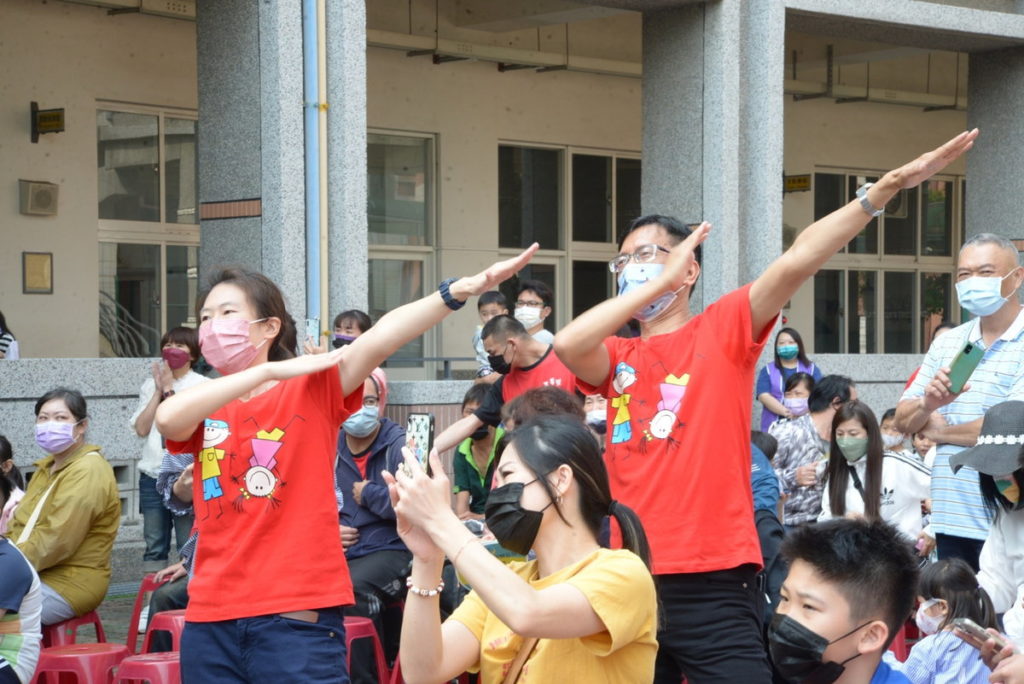 北園國小校長台下帶動唱
