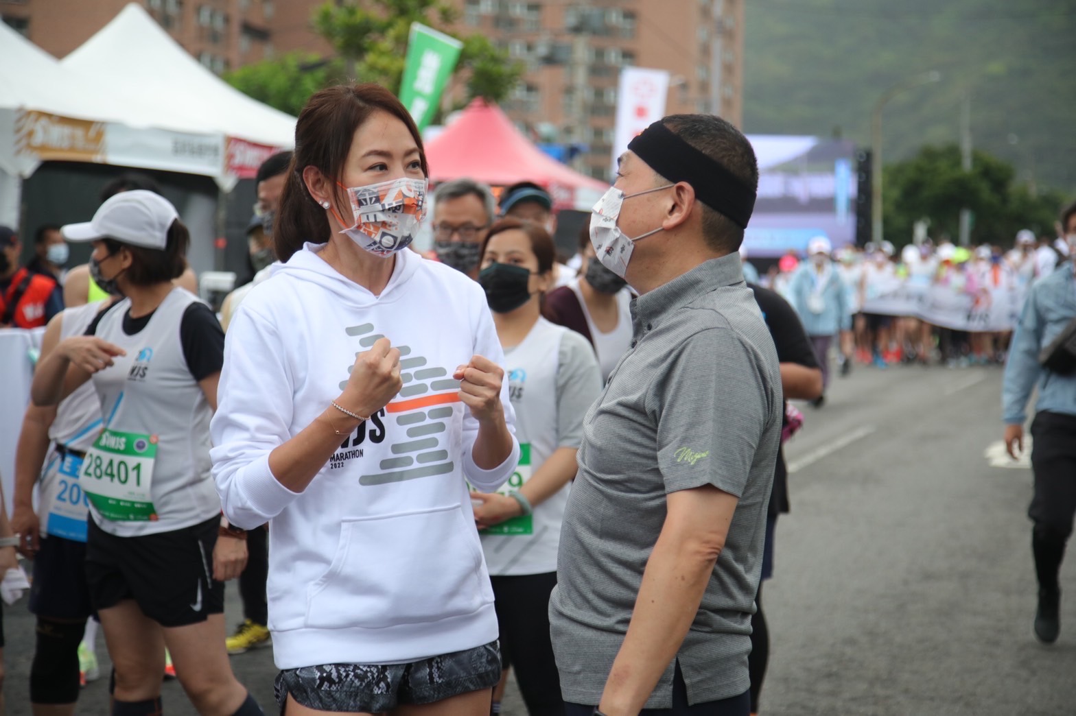 圖片說明:藝人賈永婕也到馬拉松賽事現場共襄盛舉。(記者戴昱弘翻攝)