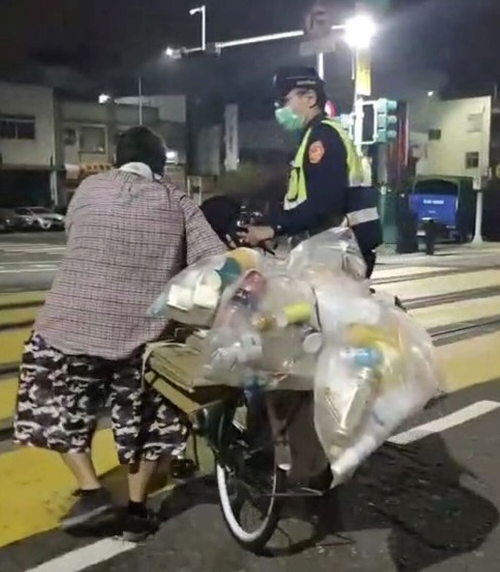 七旬嬤深夜牽車穿越輕軌軌道險跌倒 幸前鎮警即時救援避虎口