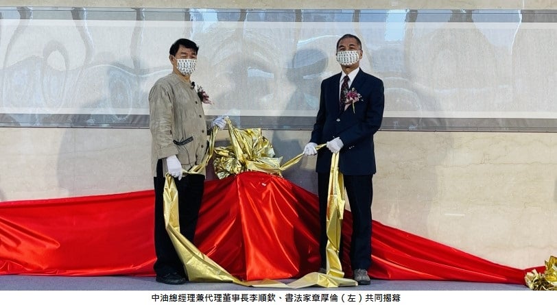 可能是 2 個人和大家站著的圖像