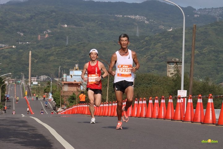 (前)林家煌以 2 小時 38 分 53 秒獲得國內第三名成績,(後)張景敦以 2 小時 39 分 29 秒拿下第四名