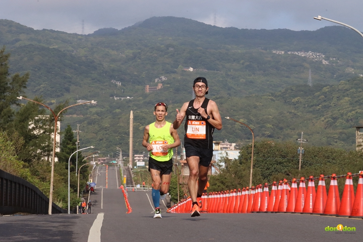 (前)林旻杰 2 小時 40 分 18 秒取得國內第五名,(後)羅世杰跑出 2 小時 42 分 28 秒成績