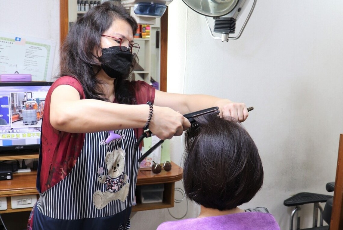 勞署助越籍女考取美髮乙級證照