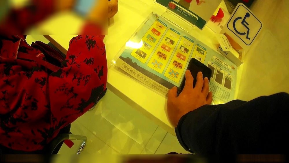 員警到場勸阻婦人匯款