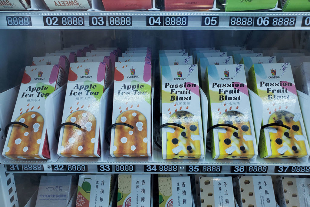 COMEBUY最夯經典風味冰棒,蘋果冰茶及百香搖果樂重磅現身賣場自動販賣機