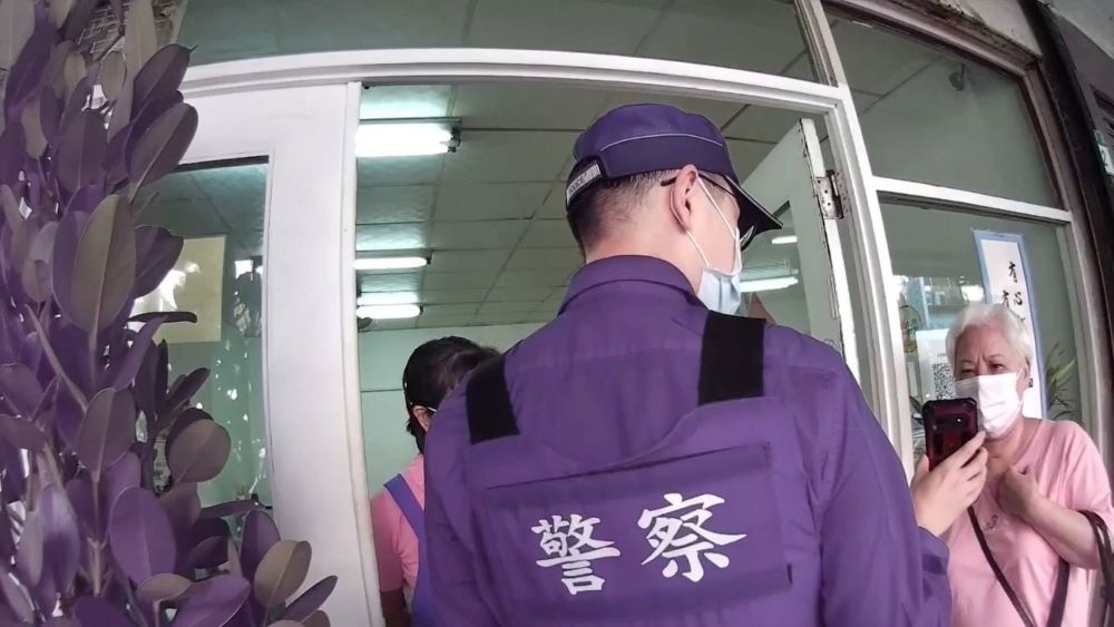 員警帶老翁尋訪附近住戶。