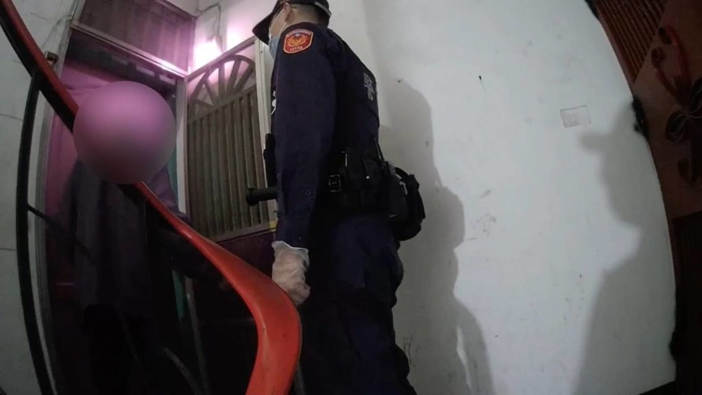 員警順利將老翁護送到家。