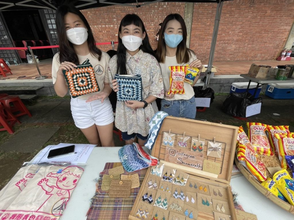 馬來西亞羅樂晴(中)和同學組成攤位,展示傳統手做編織產品(圖/東海大學提供)