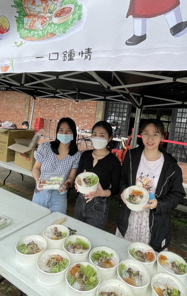 越南學生製作春捲及烤肉麵線(圖/東海大學提供)