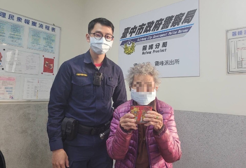 ▲員警積極調閱監視器,發現錢包是手推回收紙箱的阿嬤掉落的,警方依影像挨家挨戶訪查,費盡九牛二虎之力,終於找到9旬盧姓阿嬤 (圖/台中霧峰分局 提供)