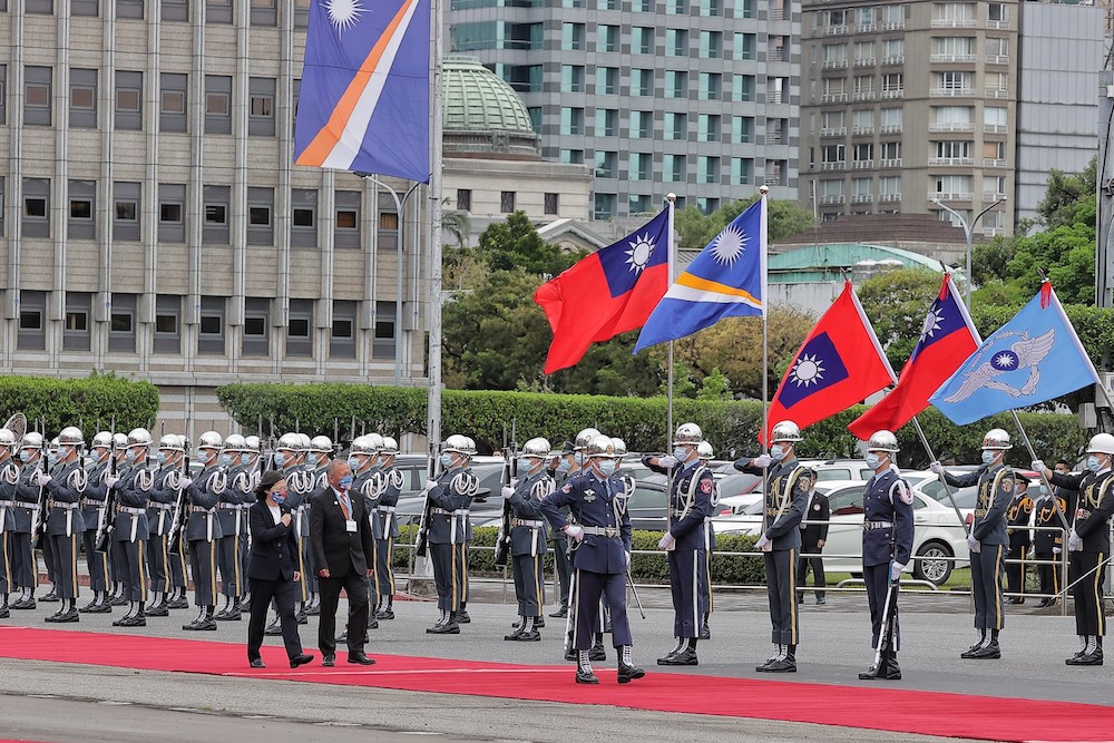 馬紹爾群島總統訪台 蔡英文賴清德親以軍禮接待 63 總統蔡英文今(22)日上午以隆重軍禮歡迎馬紹爾群島共和國總統柯布亞(David-Kabua)伉儷,強調「中華民國」和馬紹爾始終相互扶持。