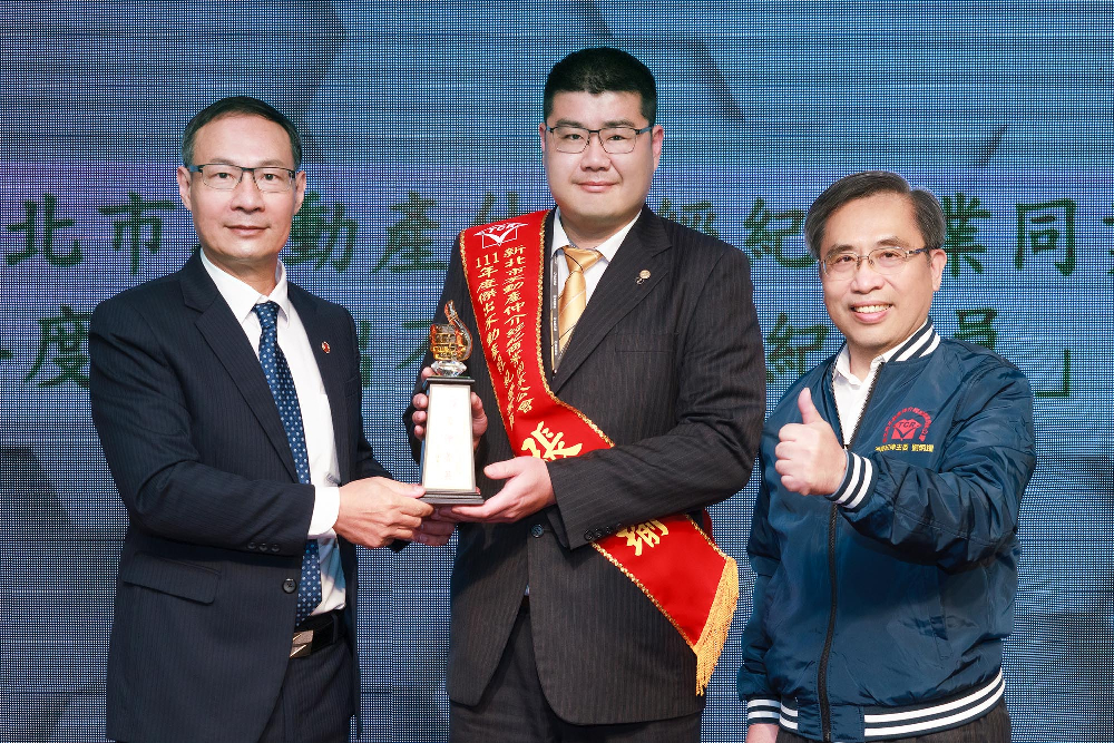 永慶三人獲傑出經紀人肯定 先誠實再成交理念得同業青睞 68 New Project 2022 03 22T171957.232