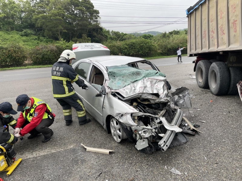 臺1線上釀車禍事故砂石車、轎車碰撞 男女受困1死1傷