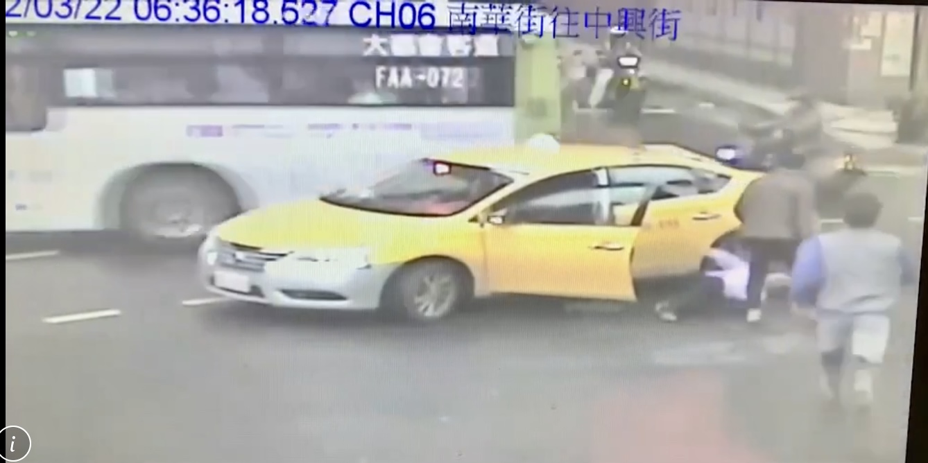 圖片說明:計程車司機拒載酒客,遭酒客拉下車毆打。(記者馬治薇翻攝)