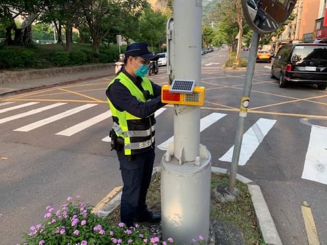 圖片說明:士林分局除落實宣導駕駛人開車切勿超速,加強攔查改裝車、噪音車及超速等違規取締,維護居住安寧與安全。 (記者林鈞澤翻攝)