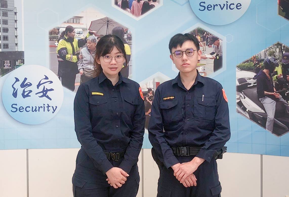圖片說明:玉成派出所副所長王冠畬(左)、警員林暐倫(右)鍥而不捨地詢問到老翁的住處,順利將老翁平安護送到家。 (記者徐歆媛翻攝)