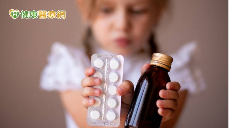 小孩不會吞藥,為何藥不能磨粉? 食藥署解答「用藥限制」