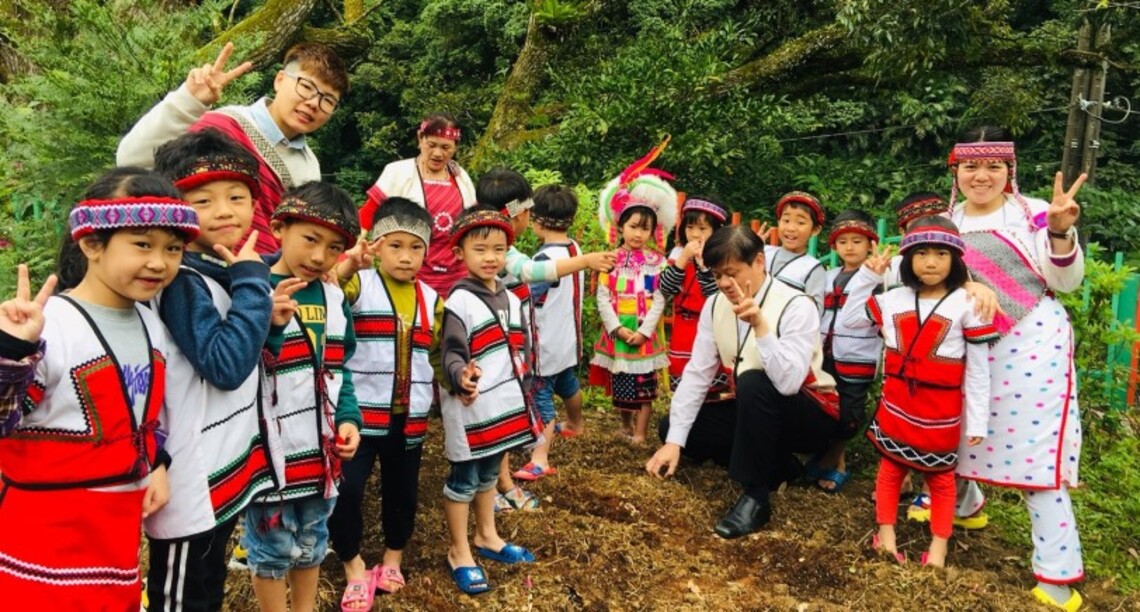 全國唯一中學獲本土語文傑出貢獻獎 從幼兒園到國中 烏來國中小用12年教育 傳承泰雅族語言文化