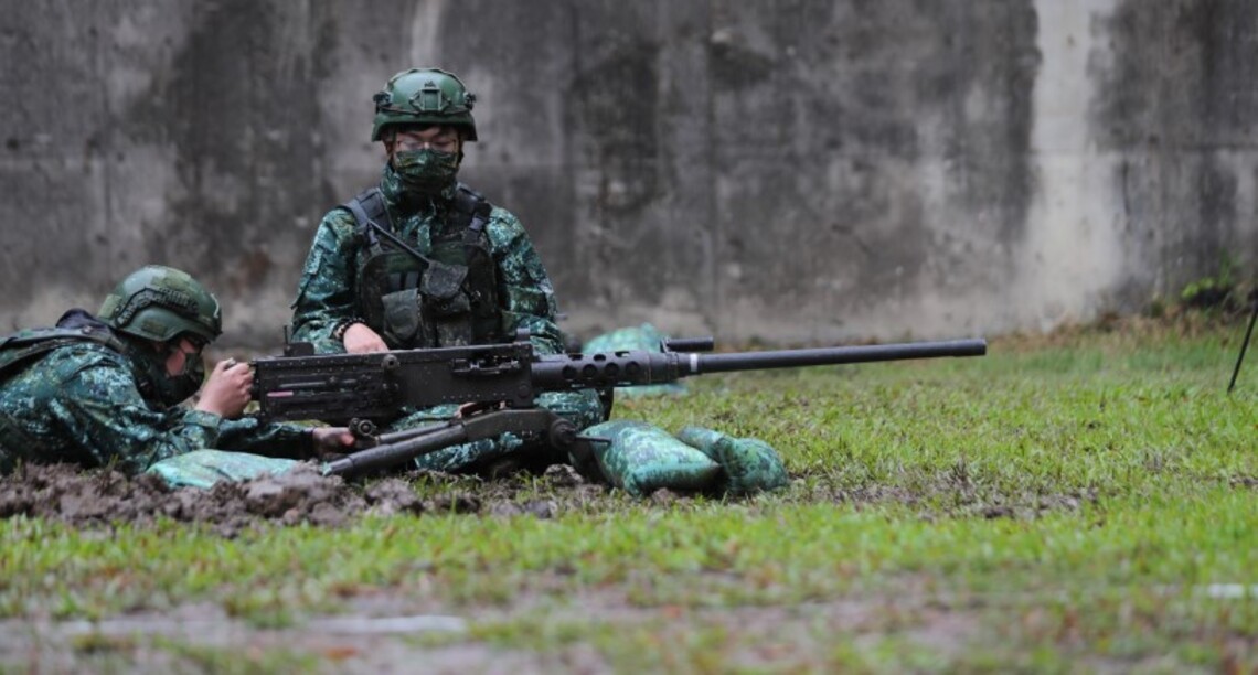203旅砲兵營「新制教育召集」編制武器實彈射擊 無畏風雨強化戰技