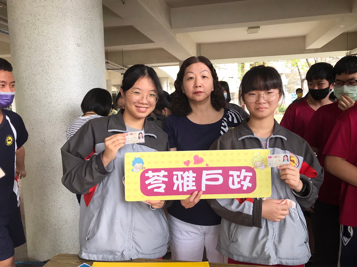 林姓雙胞胎姐妹和苓雅戶政曹秘書合影
