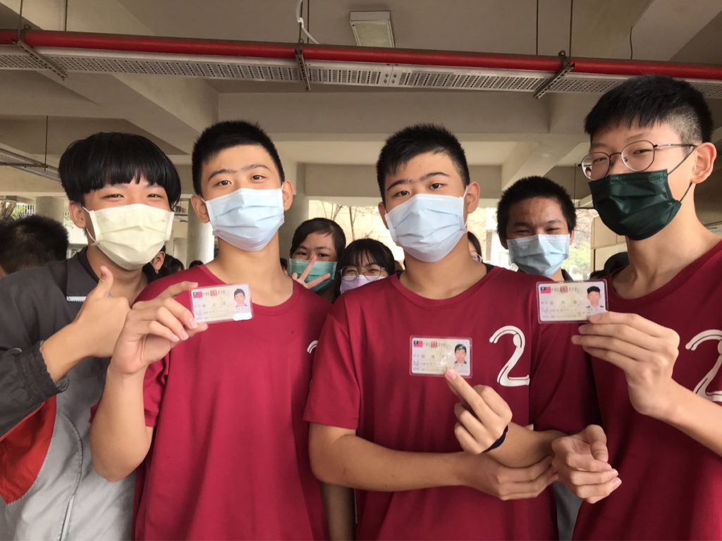 蔡姓雙胞胎兄弟開心領取身分證