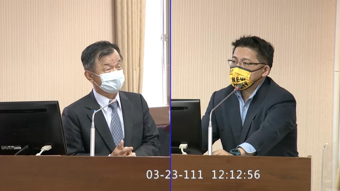 在台港人護照到期可能被遣返?邱太三:目前沒有遣返半個人 60 陸委會主委邱太三3月23日接受時代力量邱顯智質詢,被問及在台港人如遇護照過期,他回答,目前沒有遣返半個人。