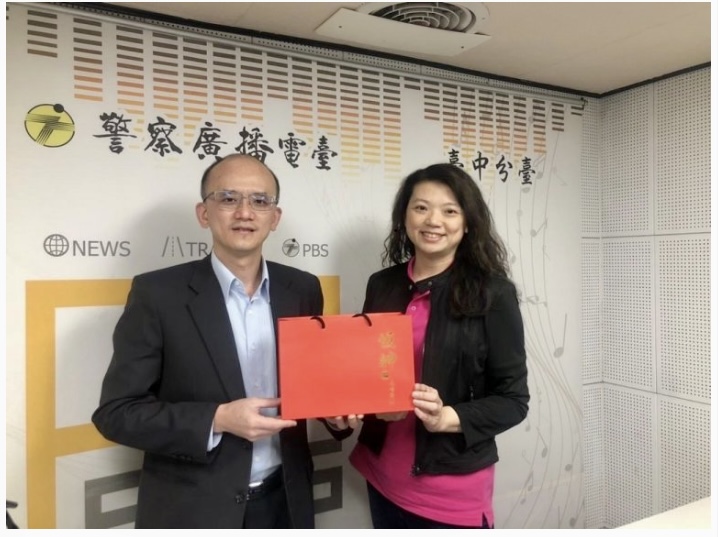 圖片說明:台中市警察局第五副分局長手林志勇,受邀參加警察廣播電臺台中分臺「945會客室」,暢談警方「反詐騙」打詐工作。(圖/警察廣播電臺台中分臺提供)