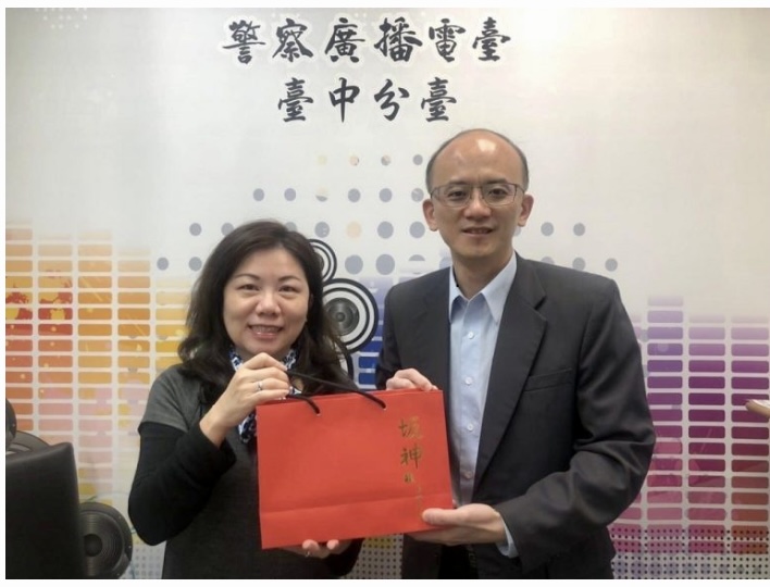 圖片說明:林副分局長於「945會客室」分享警方打詐工作並進行反詐宣導。(圖/警察廣播電臺台中分臺提供)