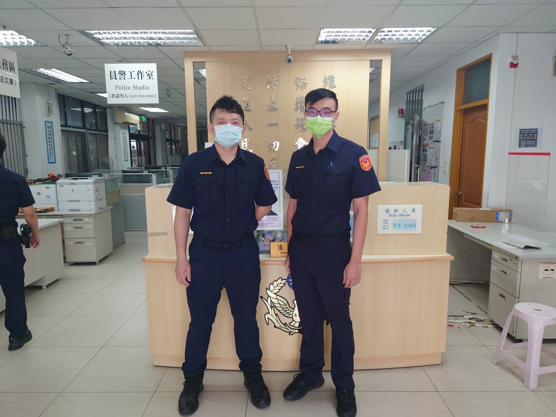 圖片說明:新店警員鄭祥友與蕭志良協助一失智男子找到回家路。(記者李健興翻攝)