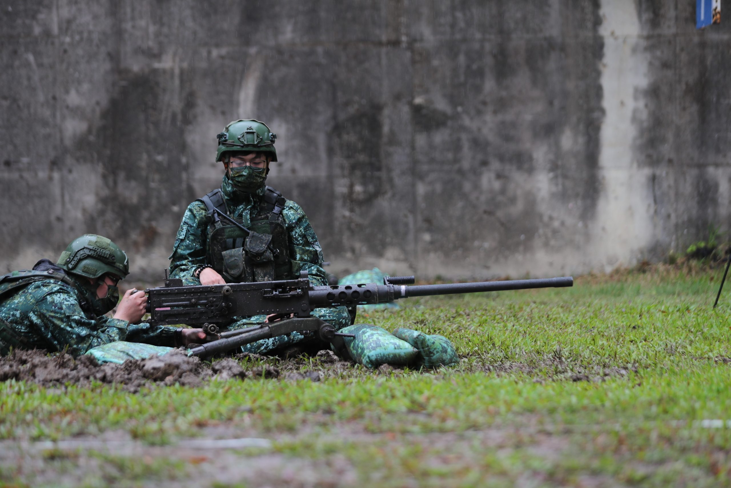 「新制教育召集」編制武器實彈射擊 無畏風雨強化戰技