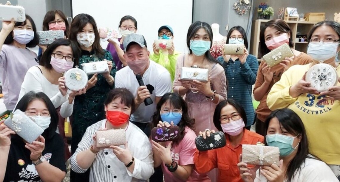 勞動部創客小棧玩針線功夫   激盪旗袍技藝翻轉成質感晚宴包