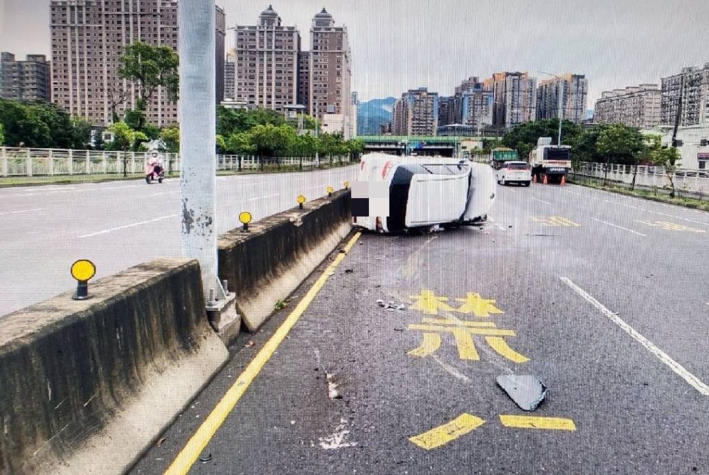 樹林分局交通分隊副分隊長張簡路洲表示，提醒用路人遵守交通規則，呼籲用路人行經有號誌路口須依法遵守行車管制號誌並提高警覺