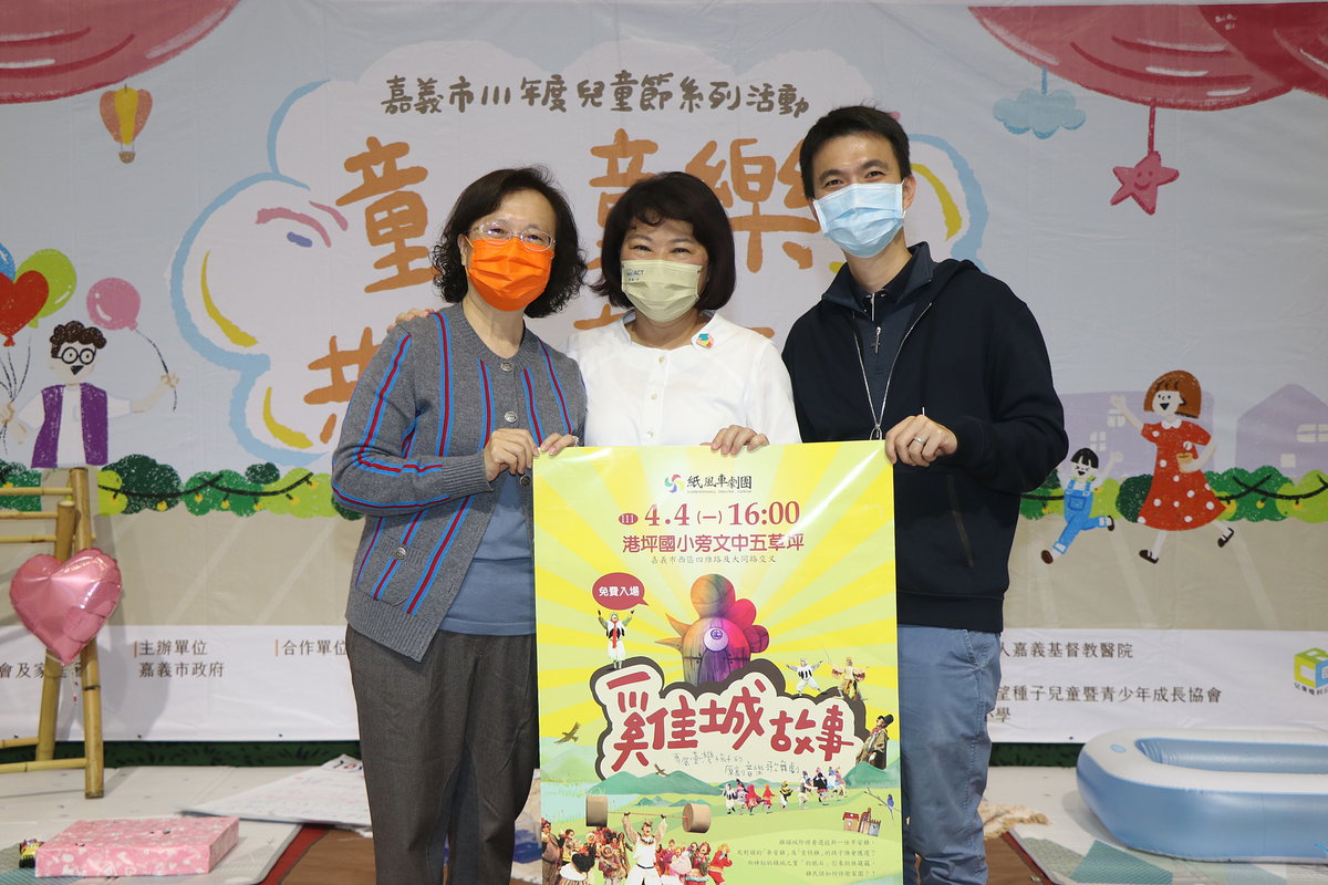 國際崇她社嘉義社蔡青蓉社長(左)、北回化學股份有限公司陳穎賢特助(右)