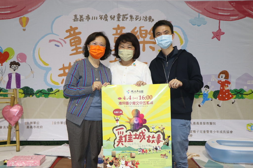 國際崇她社嘉義社蔡青蓉社長(左)、北回化學股份有限公司陳穎賢特助(右)