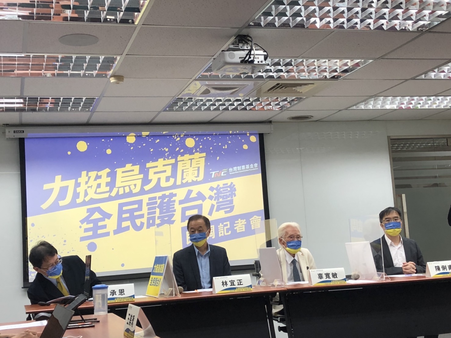 七成民眾支持男女皆兵 學者:政府可適當規畫奉獻模式 52 台灣制憲基金民調記者會