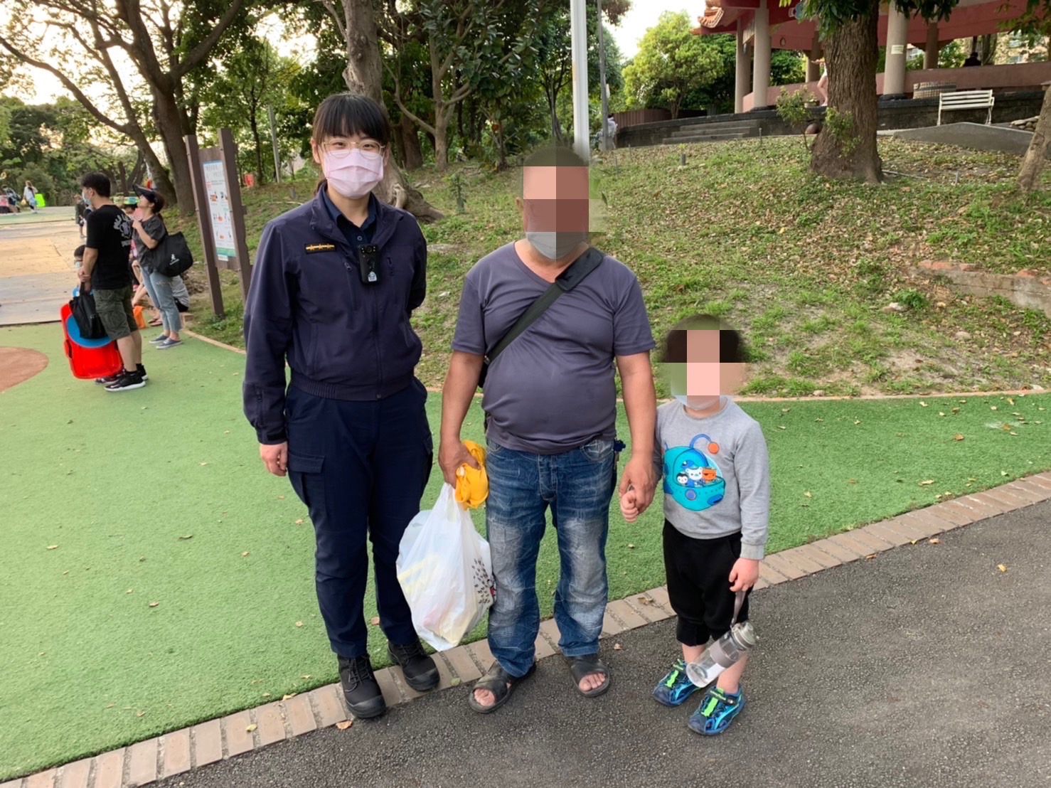 圖片說明:積穗派出所員警陳佩蓉、值班巡佐吳水村助男童找到爸爸。(記者馬治薇翻攝)