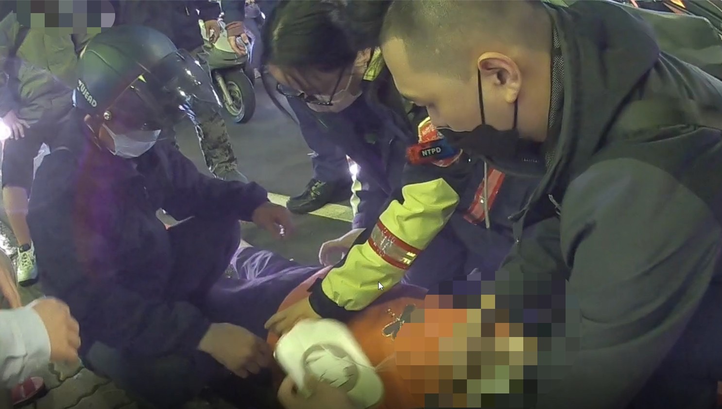 圖片說明:埔墘所警員王羽萱、王宣賀及徐偉皓遂輪流實施CPR,其他同仁則協助疏導交通。 (記者徐歆媛翻攝)