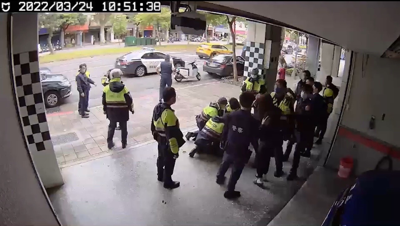 圖片說明:士林分局接獲違規停車案件,駕駛夾傷員警右手,更大聲辱罵「X」欲企圖離開,強制依妨害公務罪嫌逮捕。 (記者林艷林翻攝)