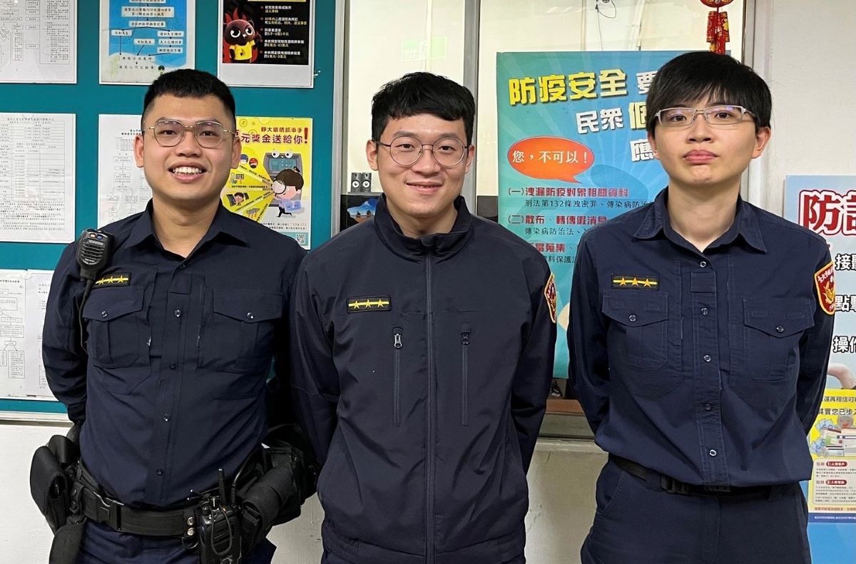 圖片說明:九旬老婦人外出迷途,港墘派出所警員何瑋霖(左)、林育德(中)、黃思慈(右)內湖警半小時內尋獲